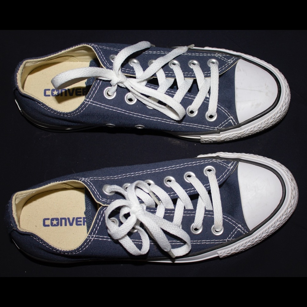 Navy blue women’s converse